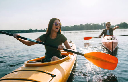 pareja haciendo kayak