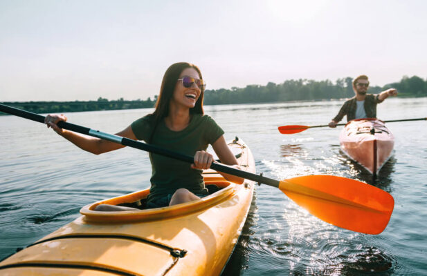 pareja haciendo kayak