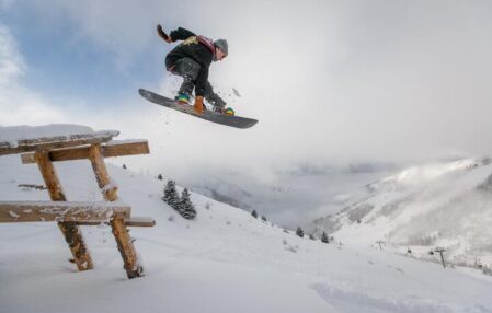 hombre practicando snowboard